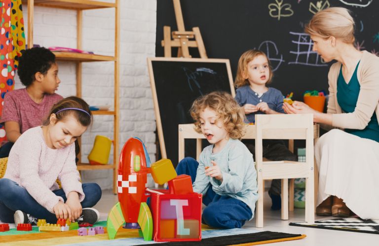 184 Spelende kinderen in Aula