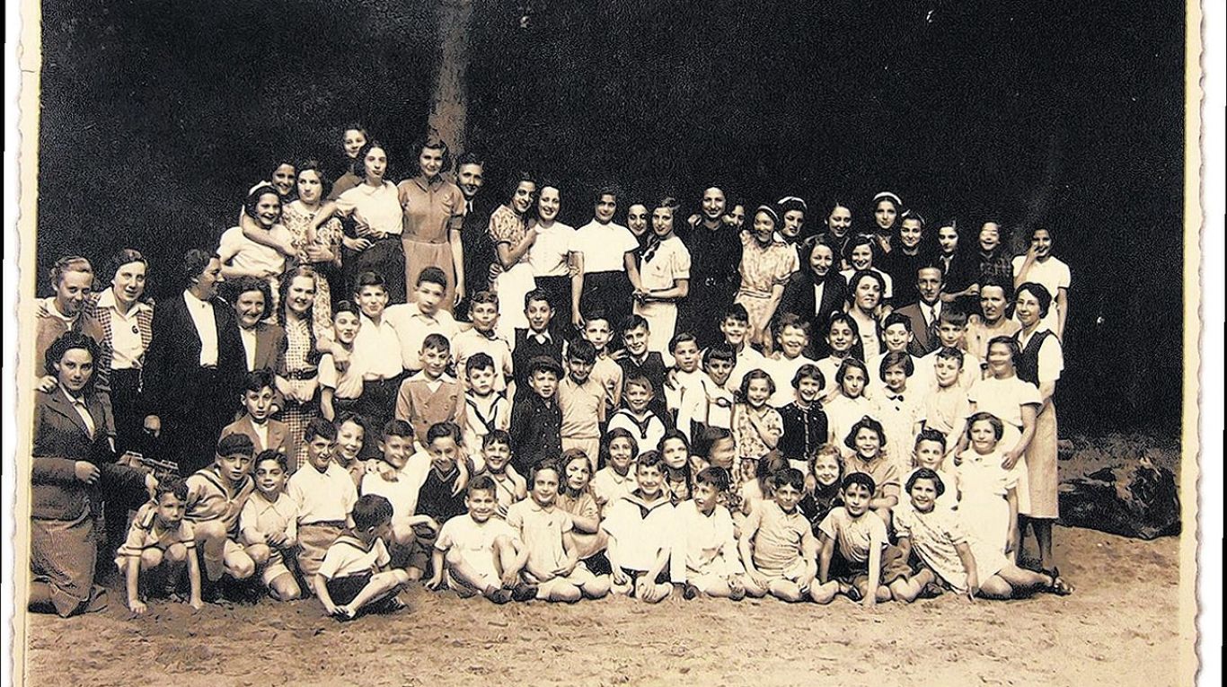 1280px-2019-04De-Burgerweeshuiskinderen-voor-mei-1940.-Foto-NIOD