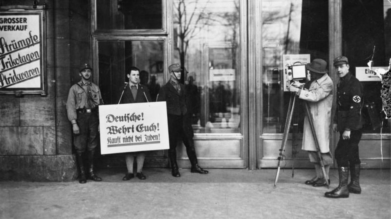 Bundesarchiv_Bild_183-R70355,_Berlin,_Boykott_jüdischer_Geschäfte