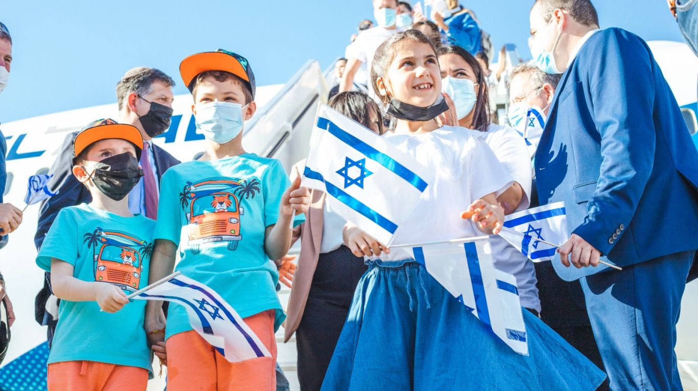 French Aliyah landing photo 3