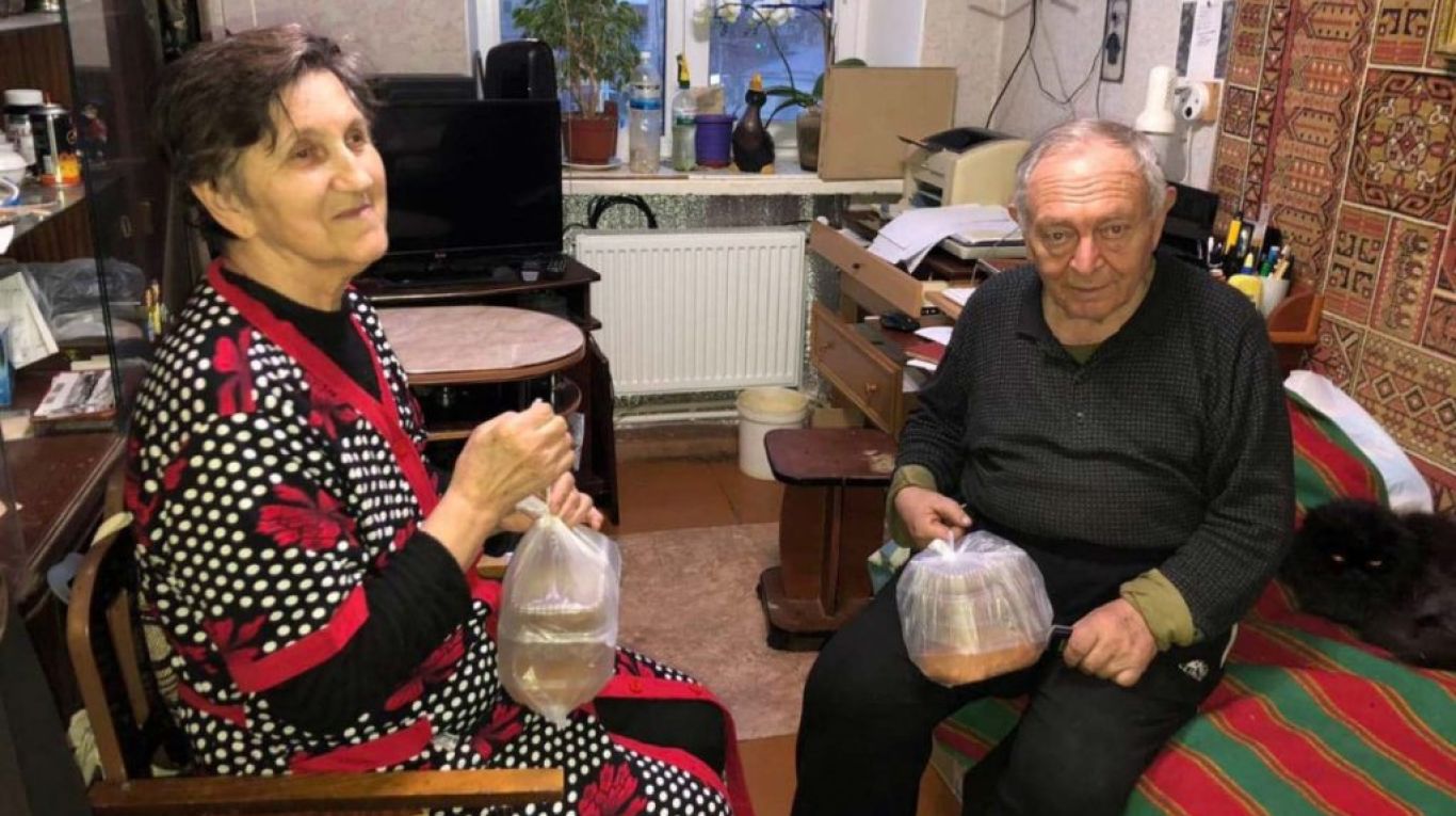 ukraine-couple-with-food-parcels-1024x576