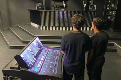 Twee leerlingen staan bij een geluidsinstallatie bij poppodium EKKO