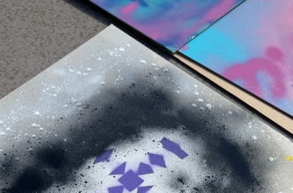 Foto van 2 graffitikunstwerken van de leerlingen