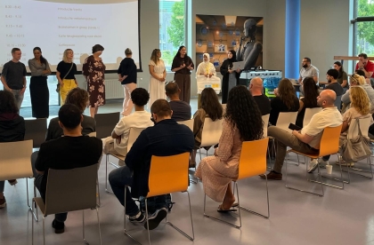 Elke groep deelt de bevindingen over het verbeterplan met de andere groepen in een pitch