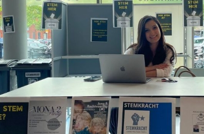 Docent Isra achter de stemtafel