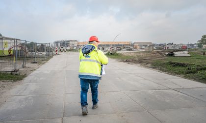 Uitvoerder lopend bij het project