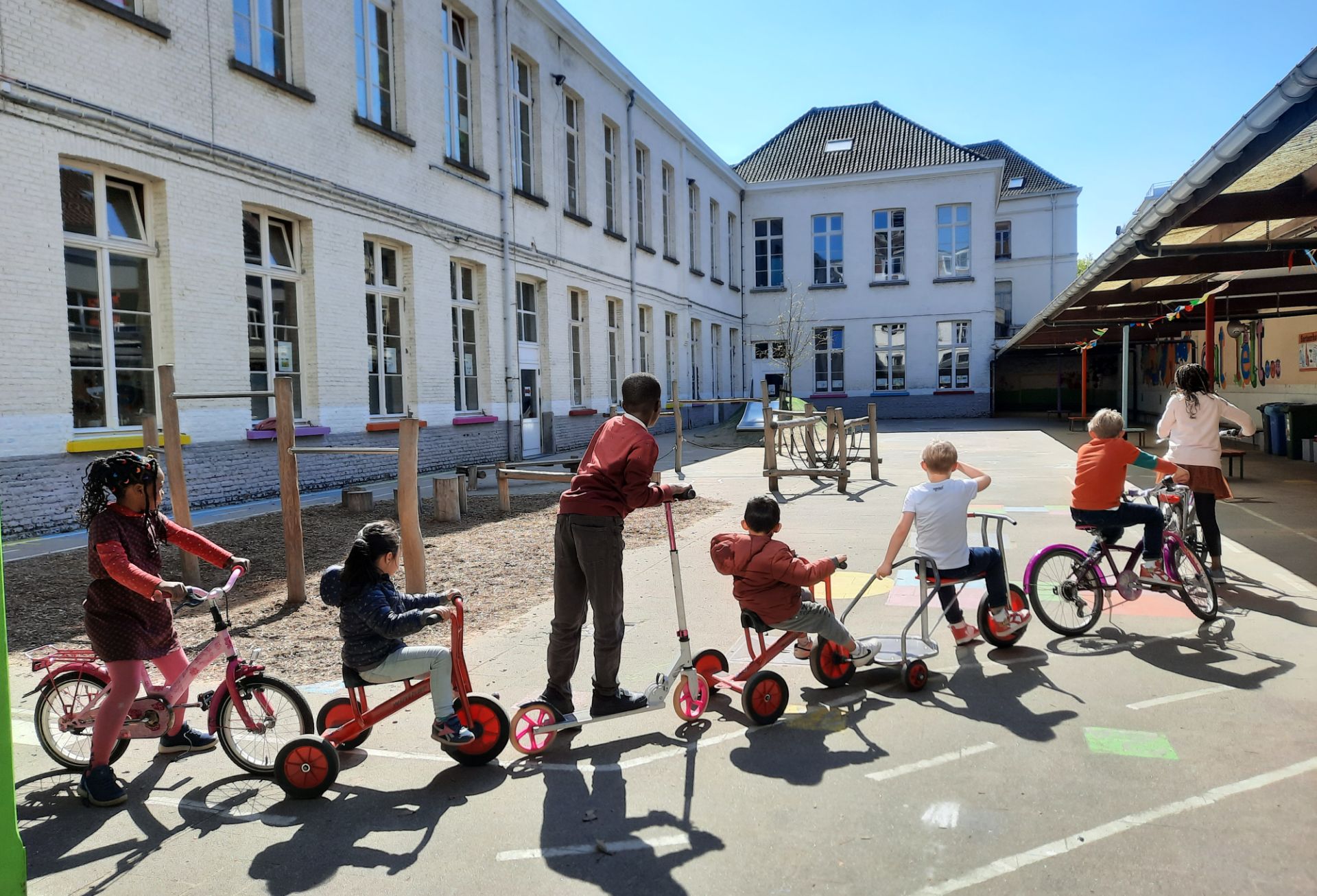 19b opvang buiten Aandacht voor kwaliteitsvolle buitenschoolse opvang. Kinderen leren fietsen.