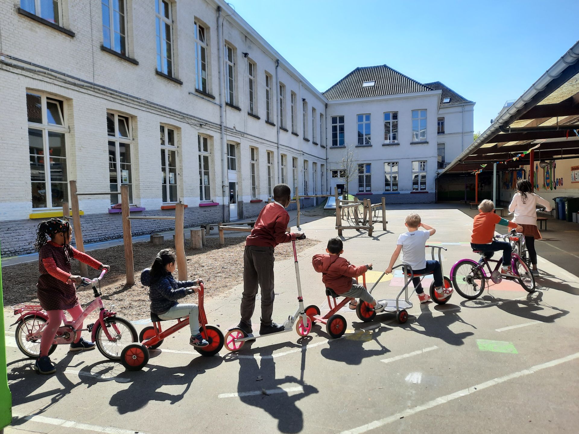 19b opvang buiten Aandacht voor kwaliteitsvolle buitenschoolse opvang. Kinderen leren fietsen.