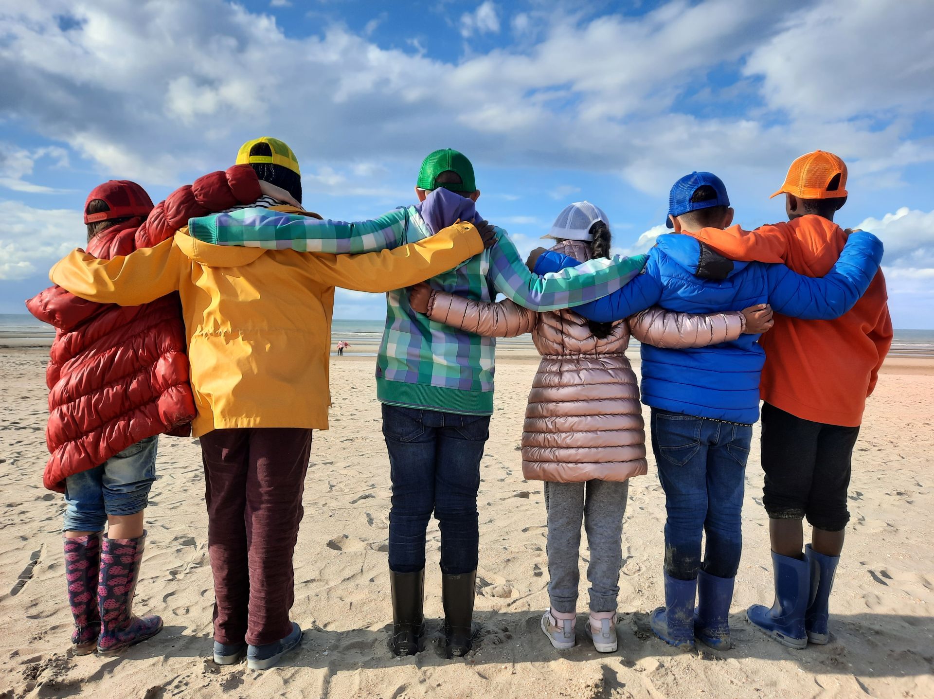 8a zeeklas Zeeklas met sociale vaardigheden en verbinding met de natuur. Kinderen staan hand in hand.