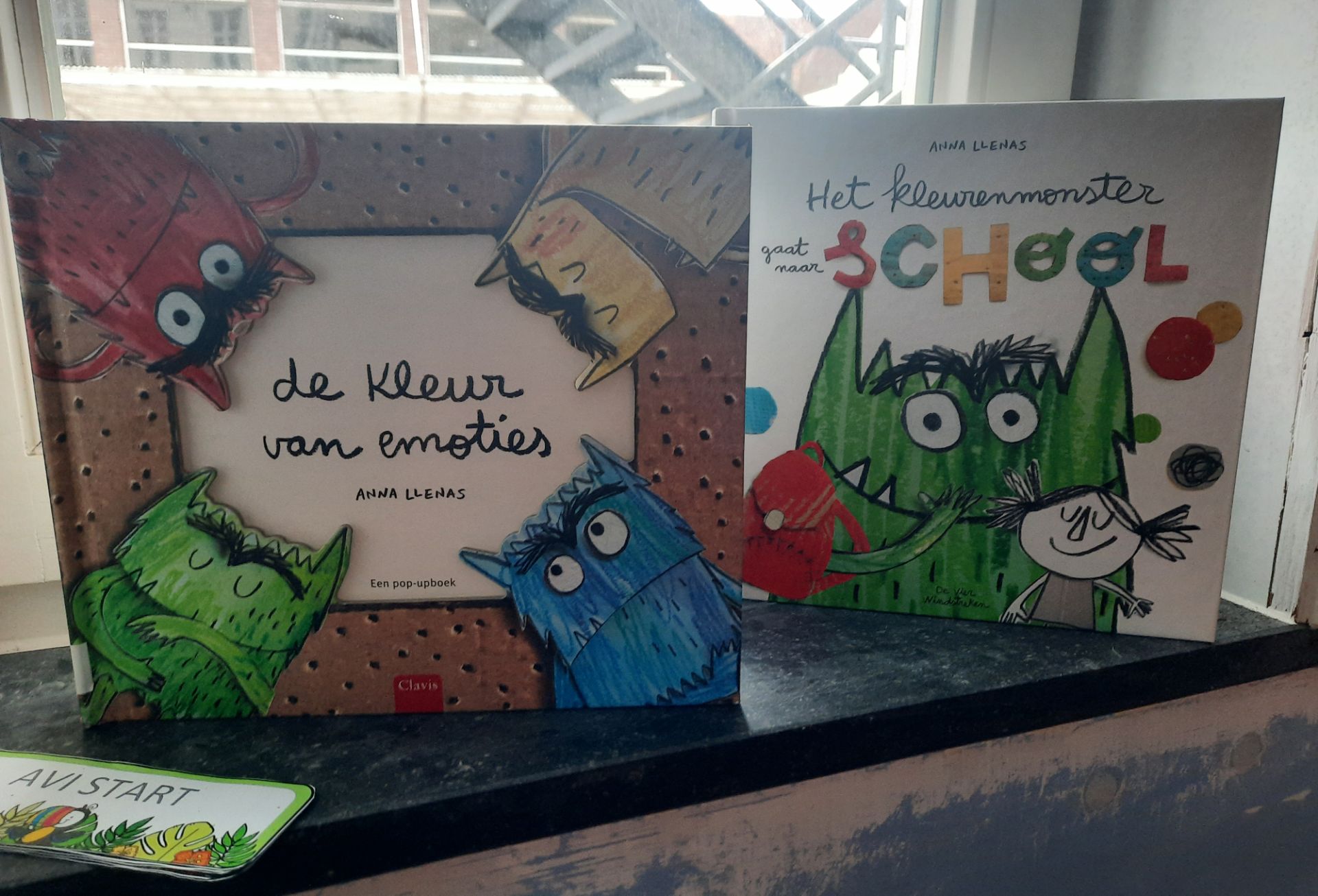 lager 11 Klas in de lagere school met banken. Boeken om voor te lezen.