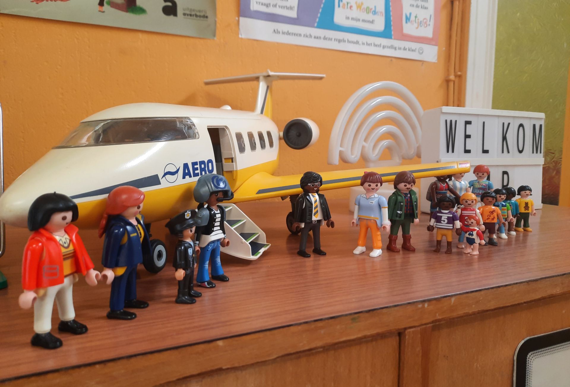 lager 24 Klas in de lagere school met banken. Vliegtuig als startthema.