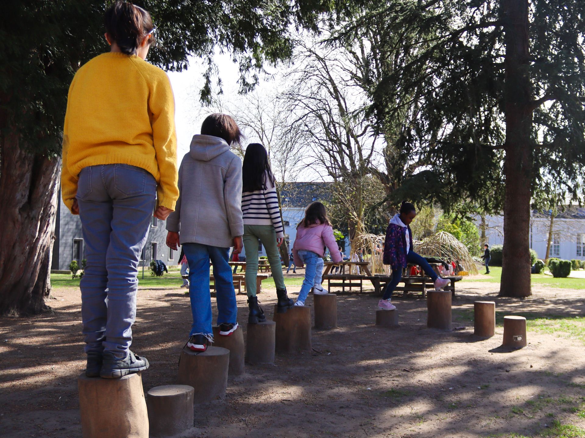 tuin 7 spelende kinderen in groene speelzone
