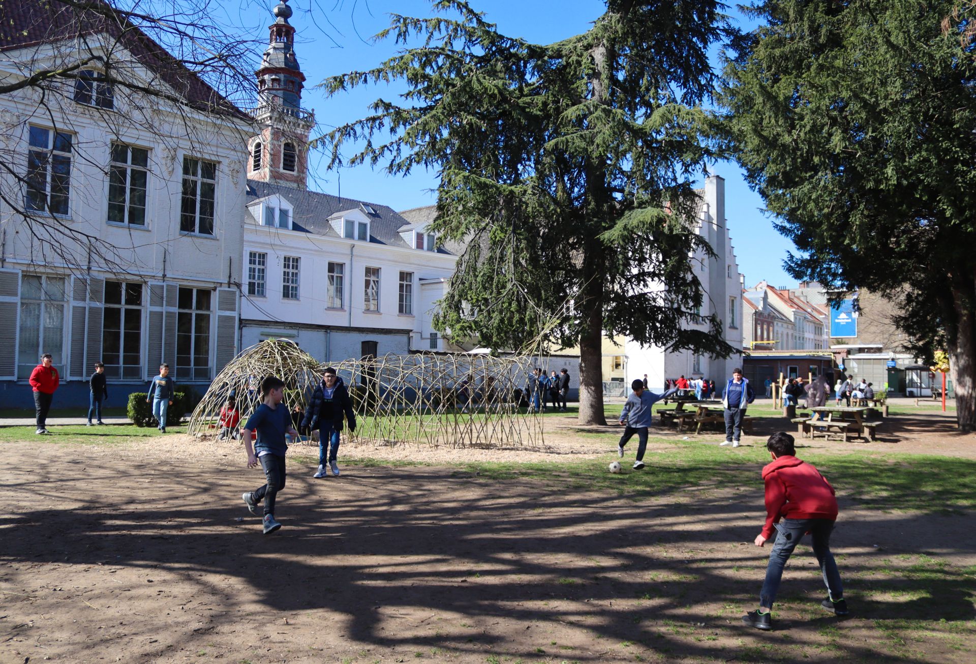tuin 8 spelende kinderen in groene tuin