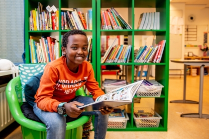 jongen boekenkast