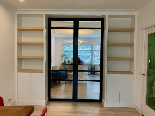 Kamer en suite met zwarte deuren en eikenhout