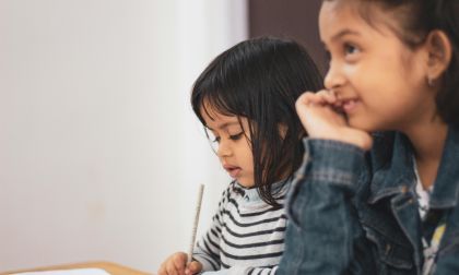 Twee kinderen aan een tafel in klaslokaal
