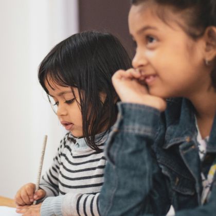 Twee kinderen aan een tafel in klaslokaal