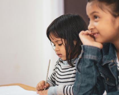 Twee kinderen aan een tafel in klaslokaal