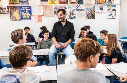 Docent helpt leerling