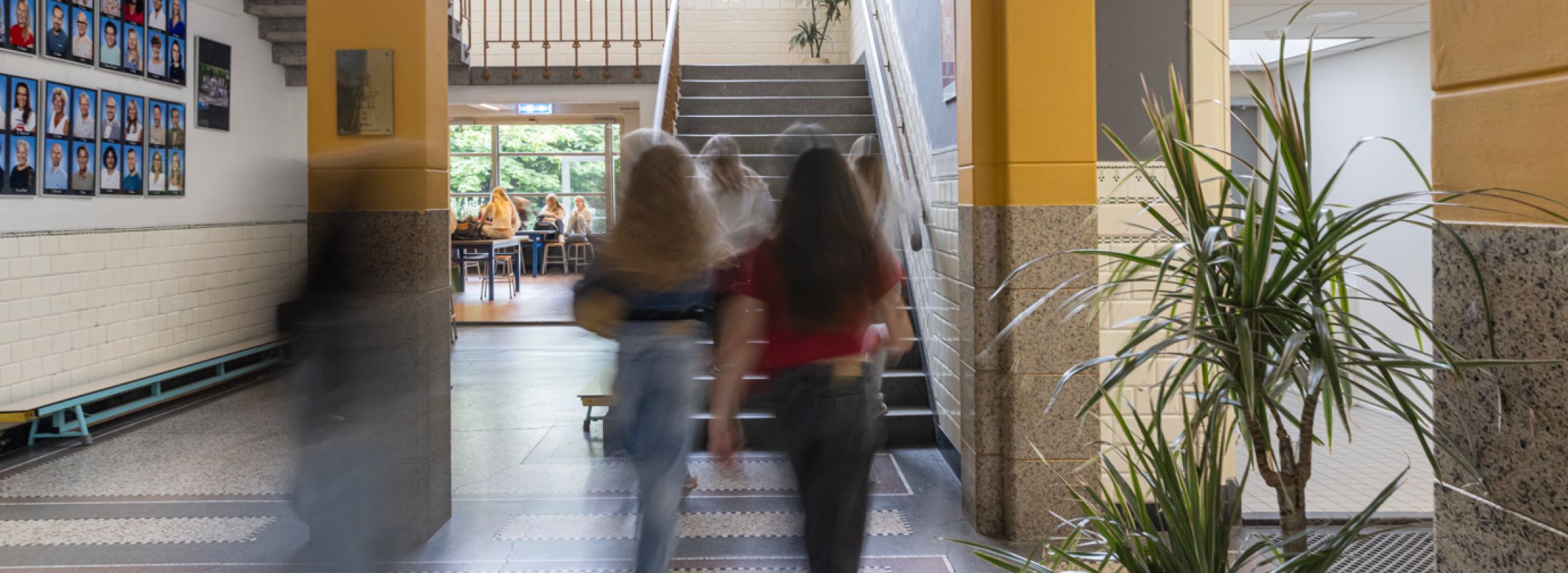 Leerlingen lopen trap op