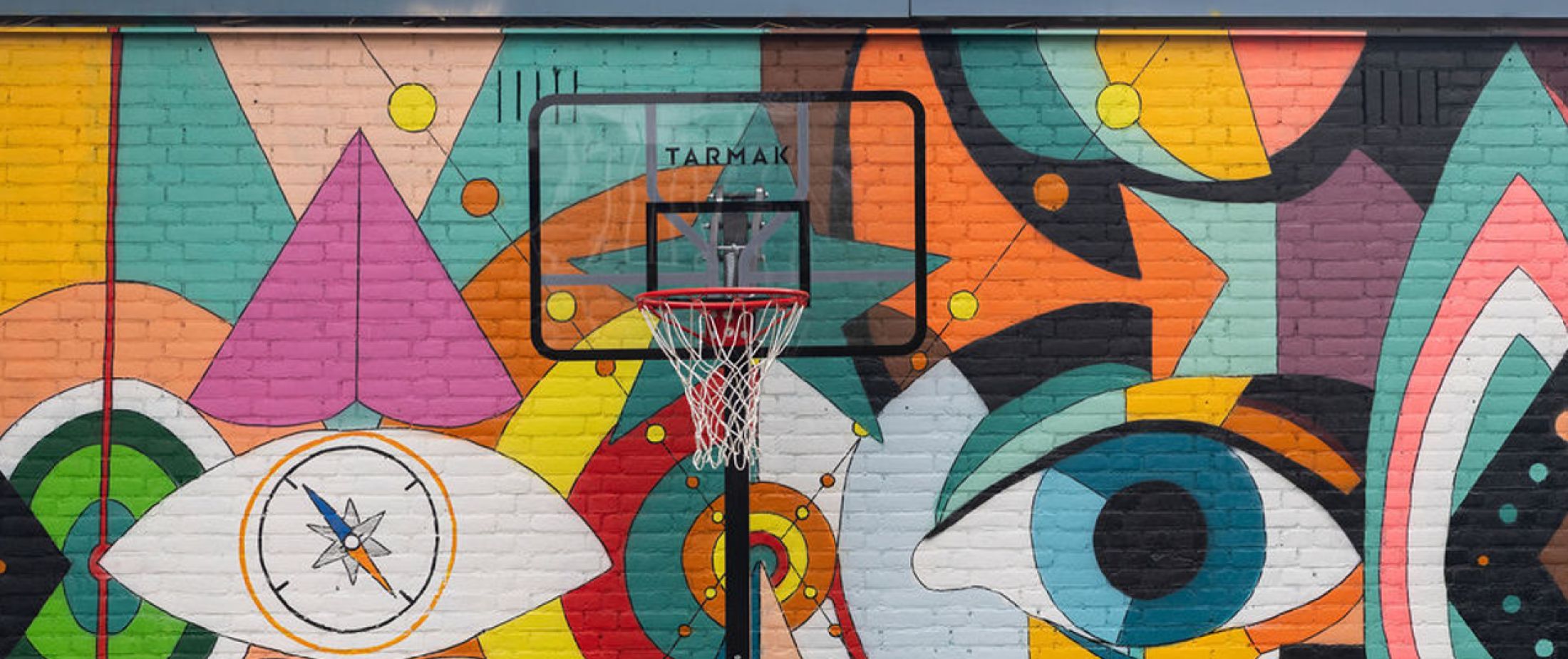 Gekleurde muur met basket