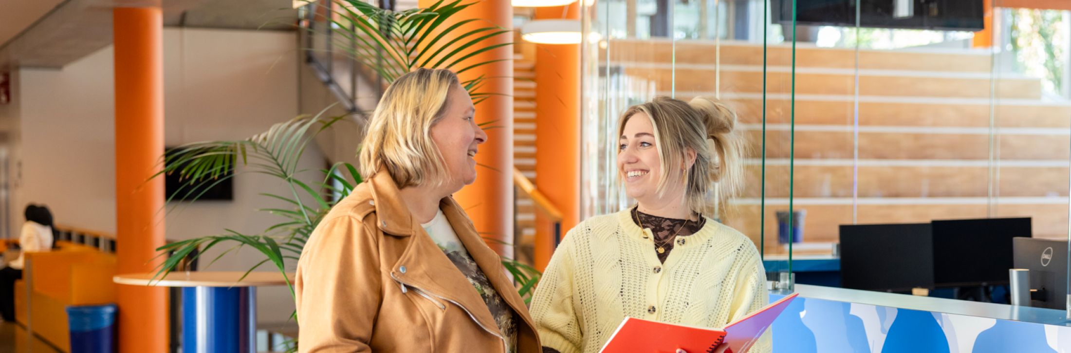 2 docenten praten