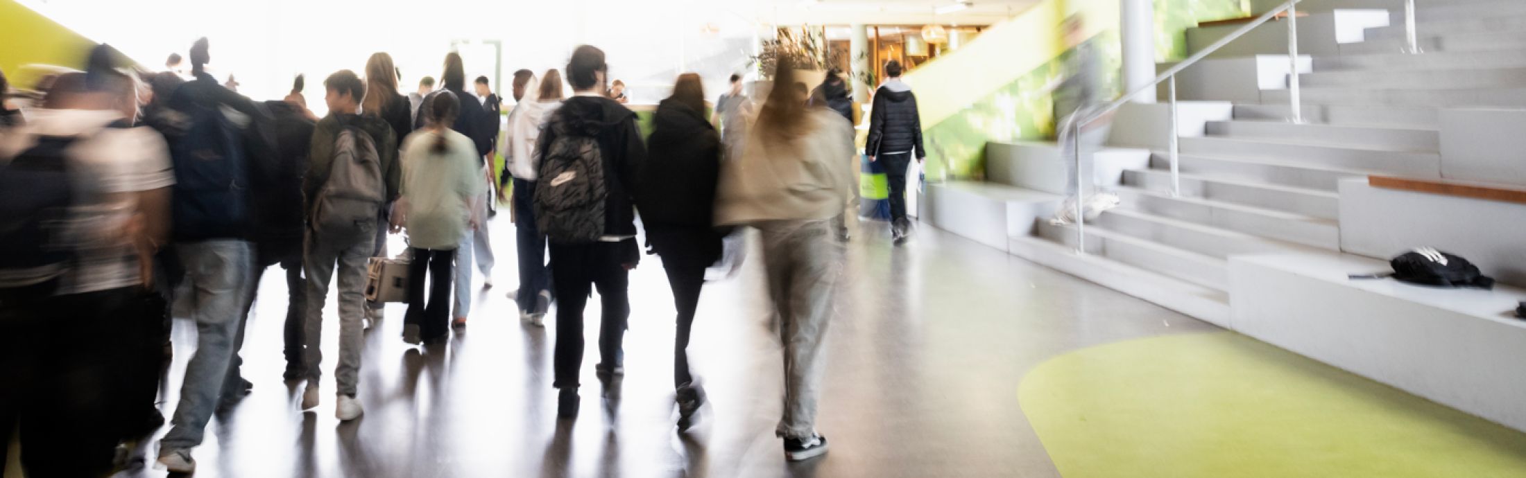 Leerlingen lopen in gang