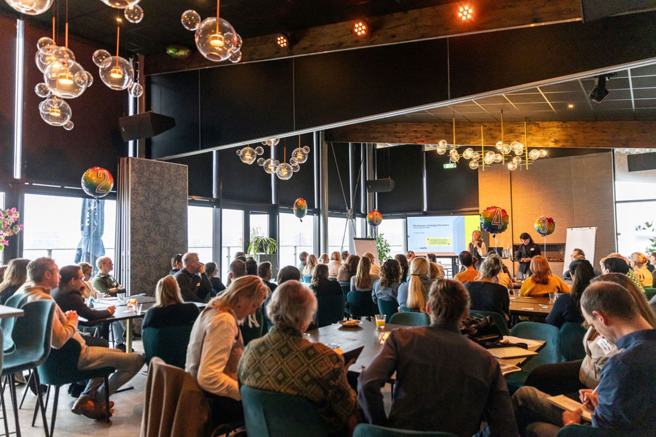 docenten luisteren naar presentatie