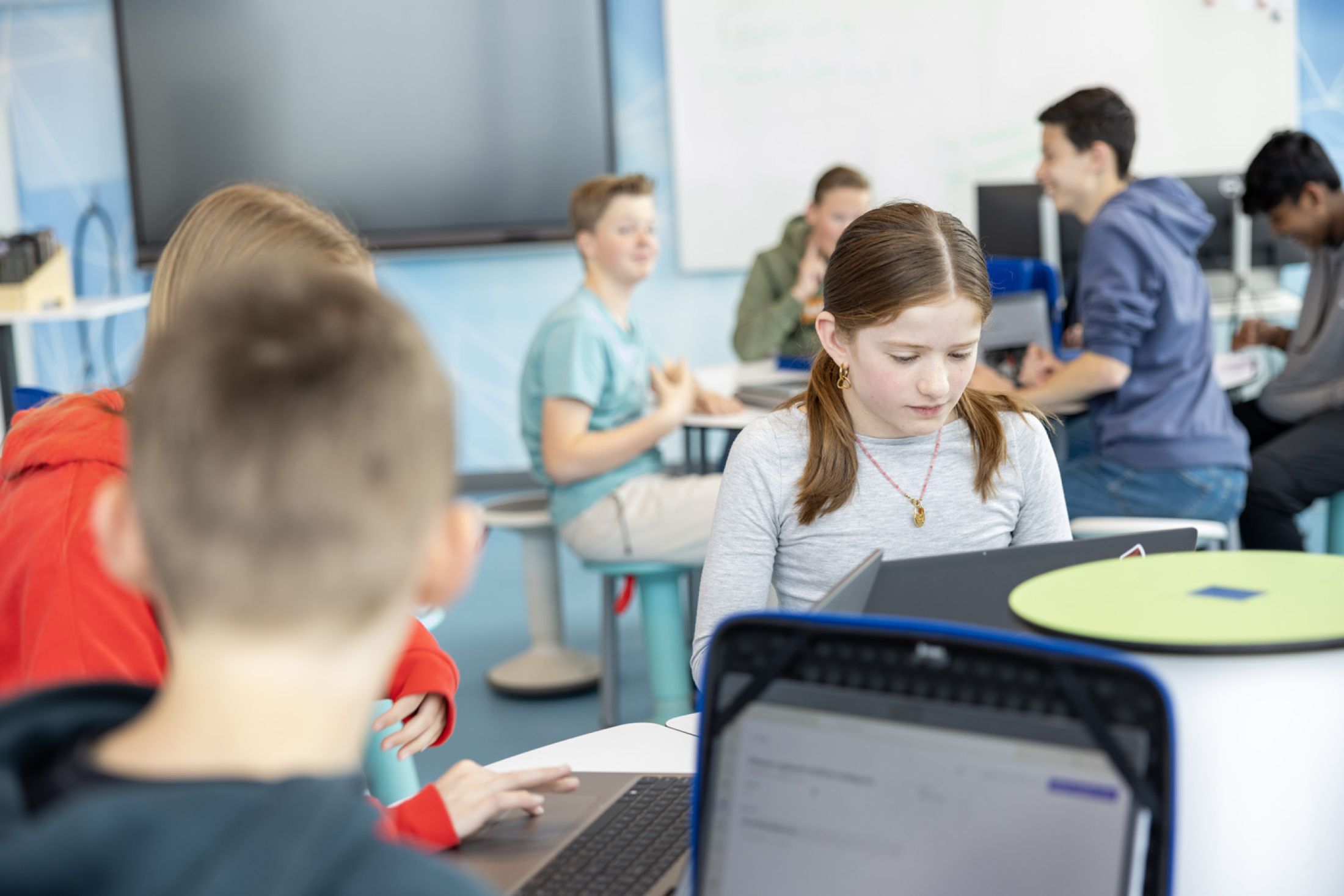 Leerlingen zitten te werken op laptops