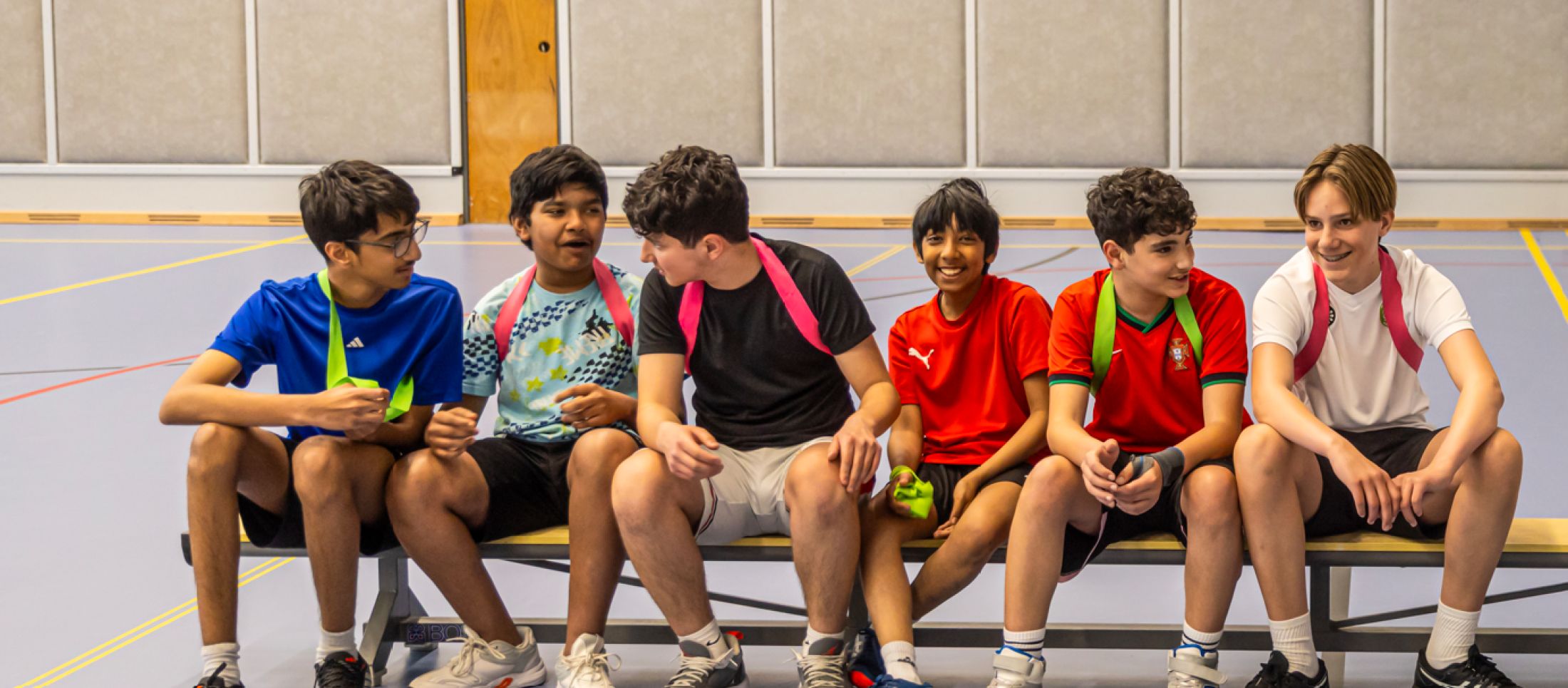 Jongens op bankje in gymzaal