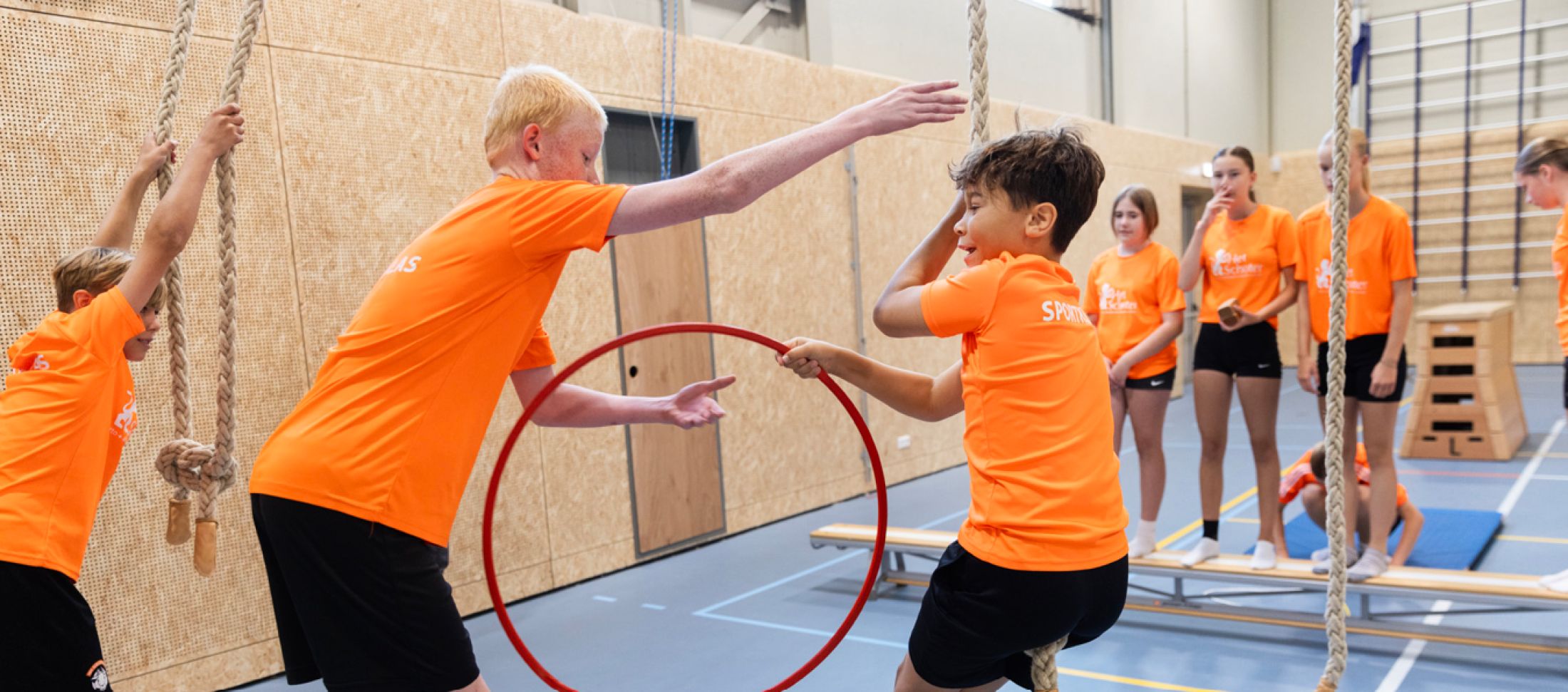 Leerlingen in gymzaal