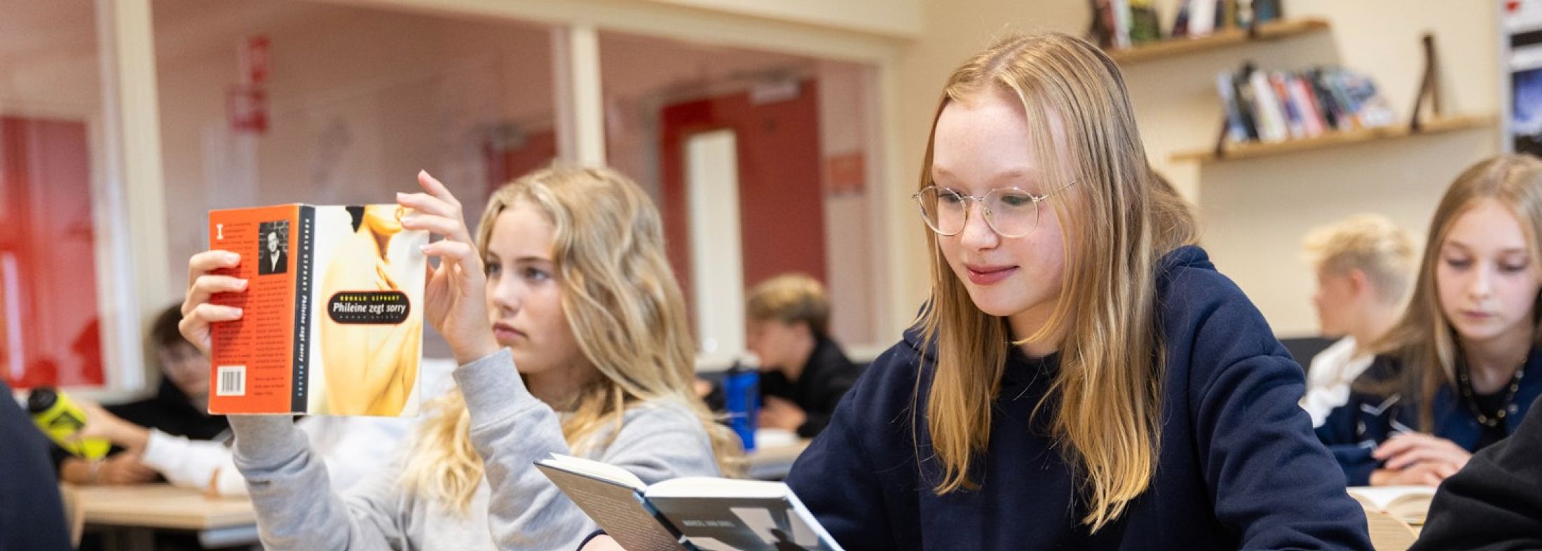 Meisjes lezen een boek