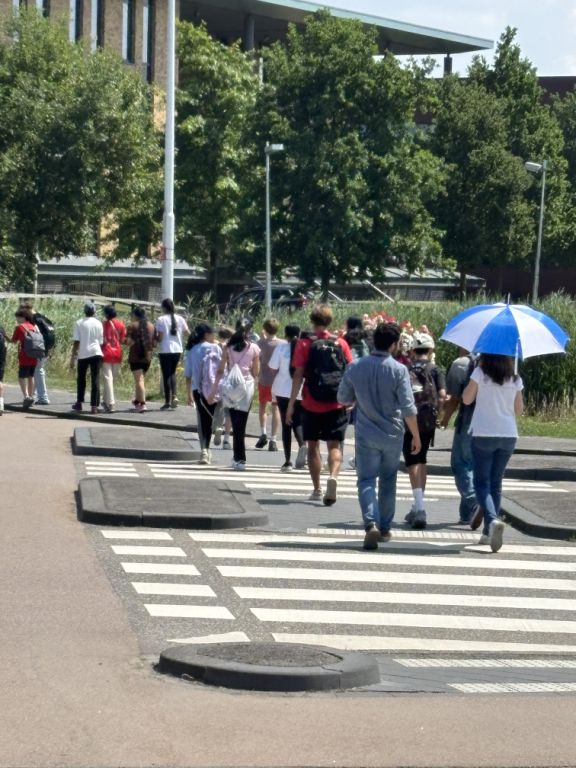 Waterloop 2025 was a warm day. Some people carry an umbrella against the sun