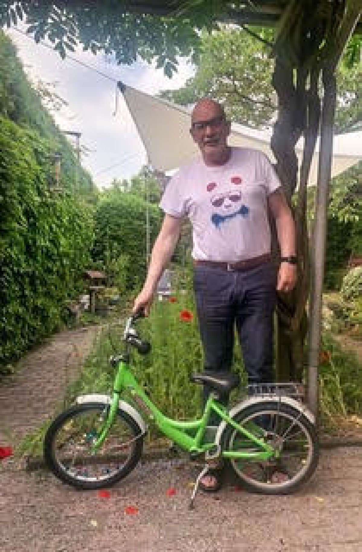 Fotobijschrift: De eerste fiets in het kader van de campagne ‘Geen Kind Achterop’ is gedoneerd. Coördinator Jelle Marchand bij Leergeld Heusden hoopt dat er nog velen volgen. Foto: Leergeld Heusden