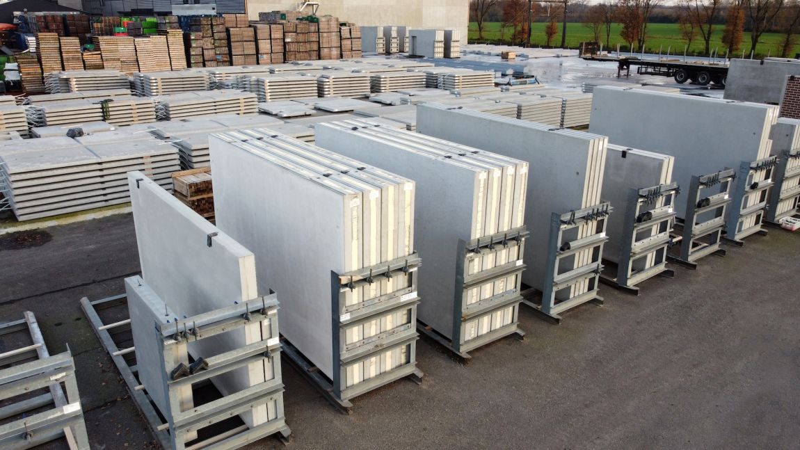 Prefab betonwanden klaar voor transport en plaatsing Banner vacature medewerker beton