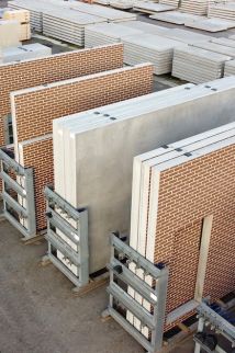 Prefab betonwanden klaar voor transport en plaatsing Maatwerk prefab betonelementen