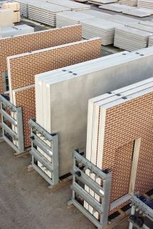 Prefab betonwanden klaar voor transport en plaatsing Maßgeschneiderte Betonfertigteile