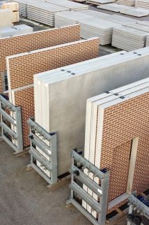 Prefab betonwanden klaar voor transport en plaatsing Des éléments sur mesure en béton préfabriqué