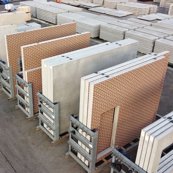 Prefab betonwanden klaar voor transport en plaatsing Ontdek onze prefab betonelementen