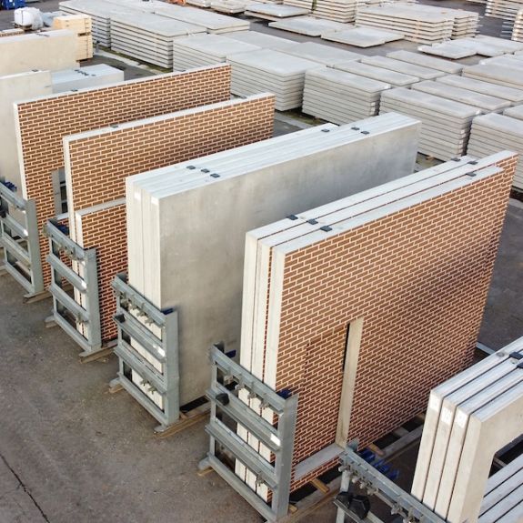 Prefab betonwanden klaar voor transport en plaatsing Discover our precast concrete elements