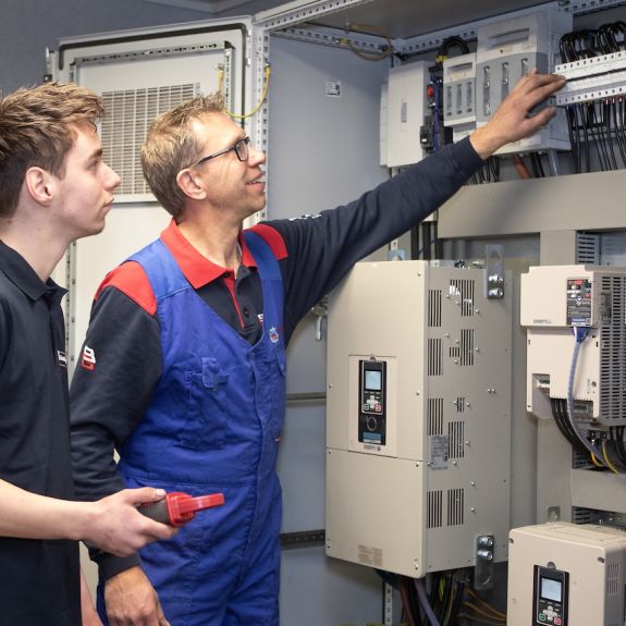 Stagebegeleider geeft uitleg aan een leerling op de werkvloer Un environnement de travail instructif pour les étudiants