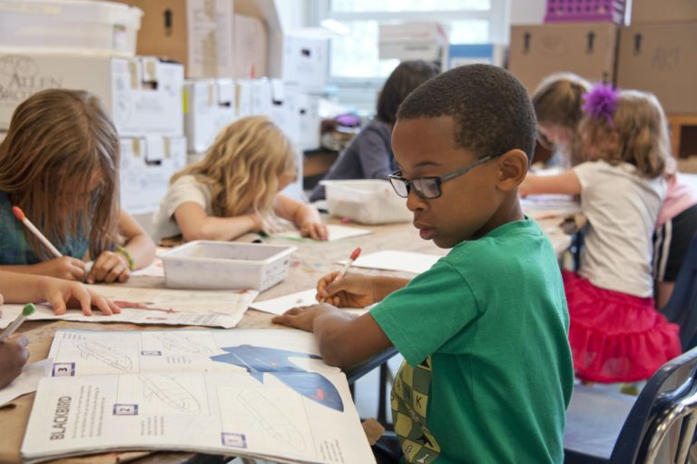 pexels-cdc-3992949 Leerlingen die bezig zijn op schooltafel