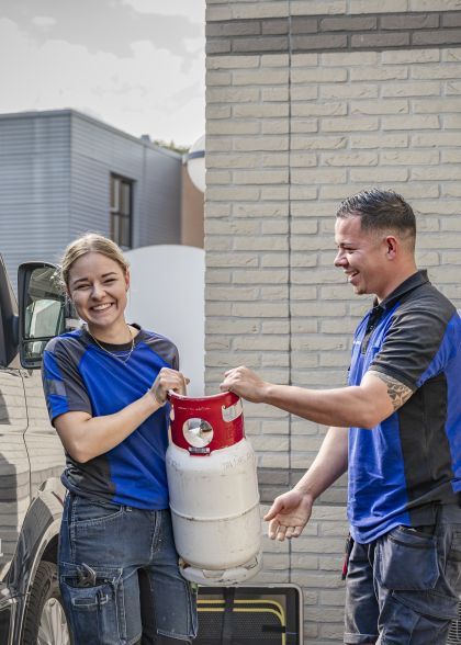 Monteurs hebben tijdens het werken lol met elkaar
