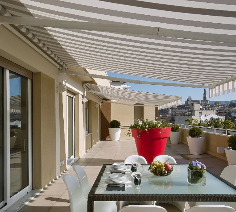 exterior-shots-of-a-modern-terrace-with-dining-tab-2021-09-01-22-37-46-utc@2x Een prachtige overkapt terras