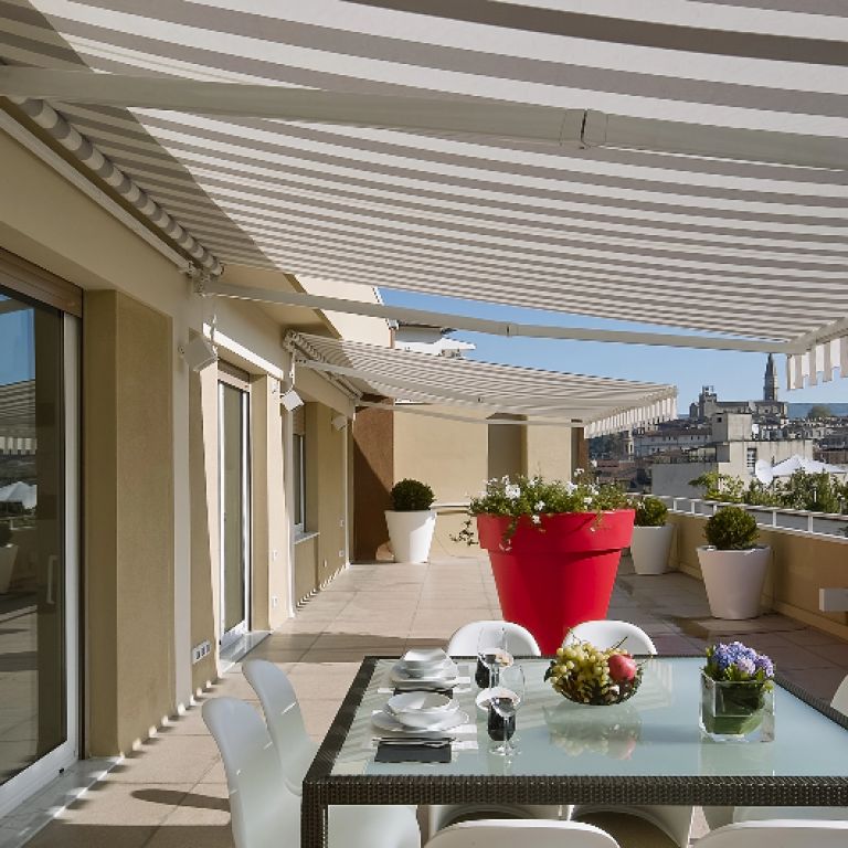 exterior-shots-of-a-modern-terrace-with-dining-tab-2021-09-01-22-37-46-utc@2x Een prachtige overkapt terras