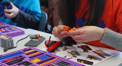 Leerlingen bouwen met lego