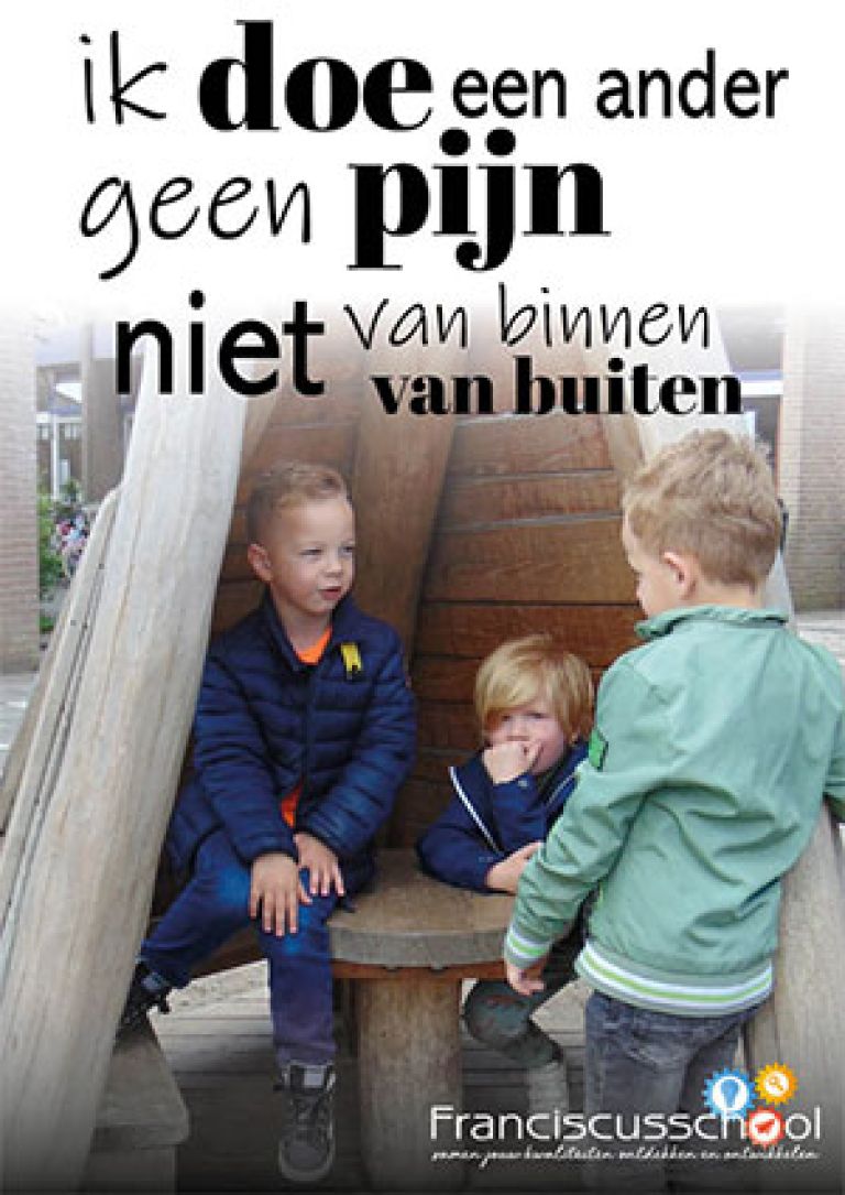 Ik doe een ander geen pijn Drie kinderen in een houten hut die overleggen samen