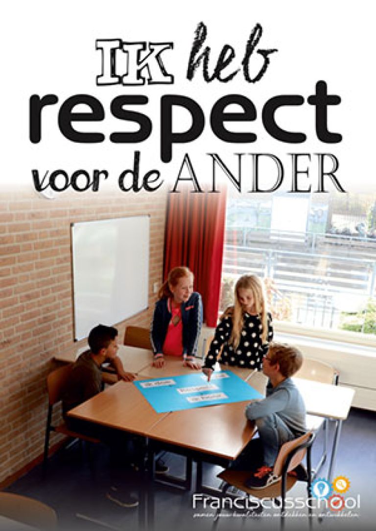 Ik heb respect voor de ander Vier kinderen aan een tafel, een wijst iets aan op een groot vel papier