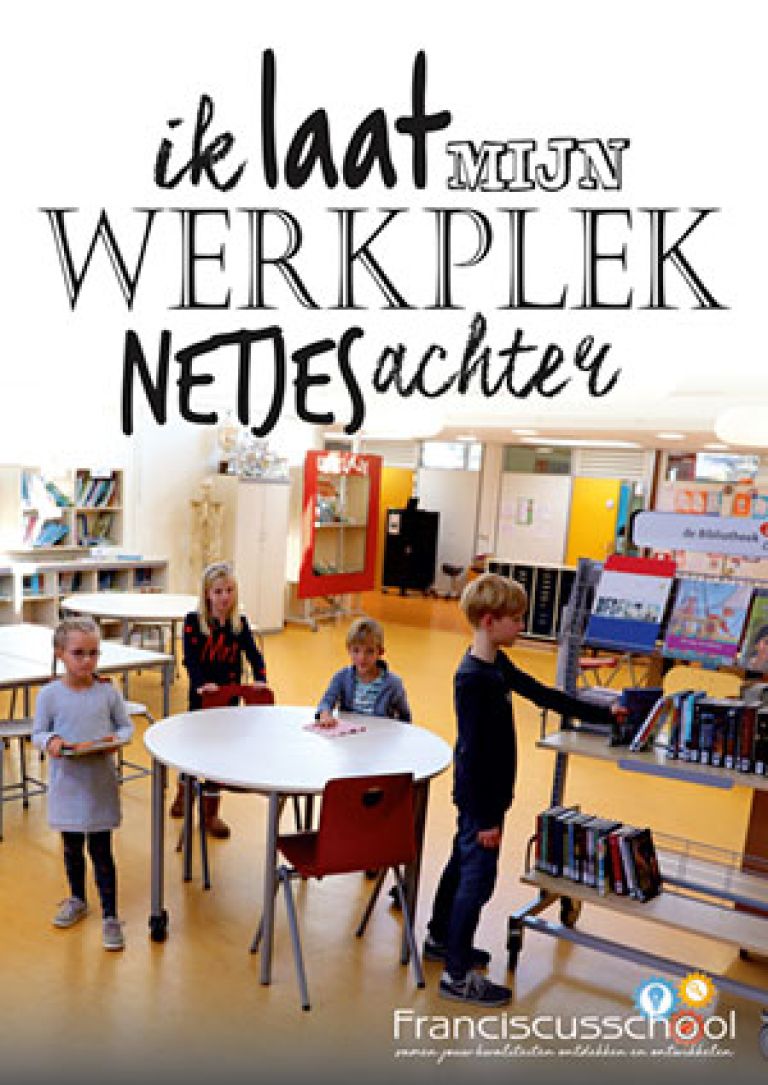Ik laat mijn werkplek netjes achter Kinderen die staan bij een tafel en een bij de boekenkast