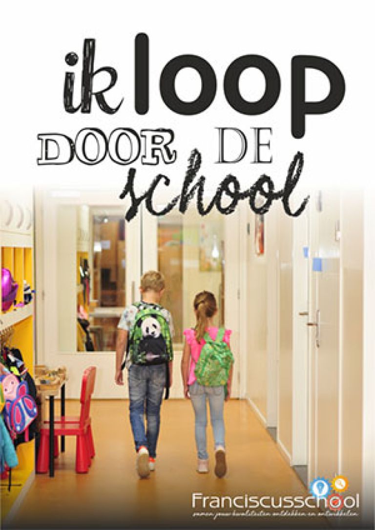 Ik loop door de school Kinderen lopen in de gang van school met een rugtas op hun rug